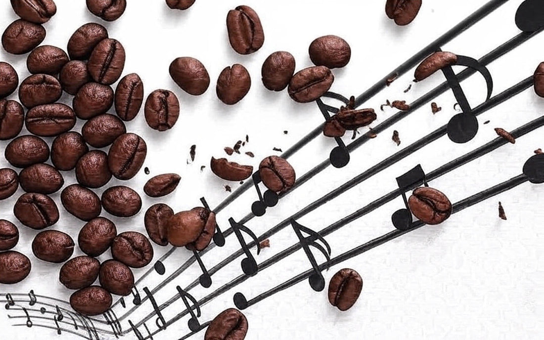 Taza de café colombiano junto a vinilo y audífonos en una mesa de madera