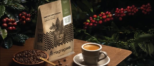 Empaques de café Magnagaea con códigos de trazabilidad y fechas de tueste