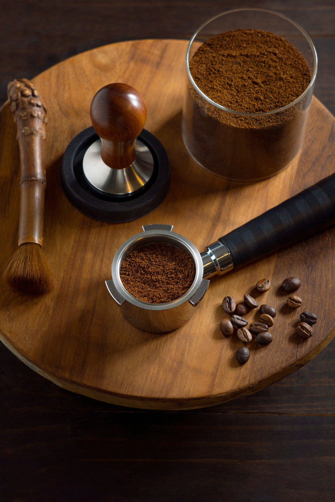 Molino manual ajustándose para preparar café de especialidad Magnagaea en casa